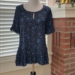 Beautiful key hole neck blouse.